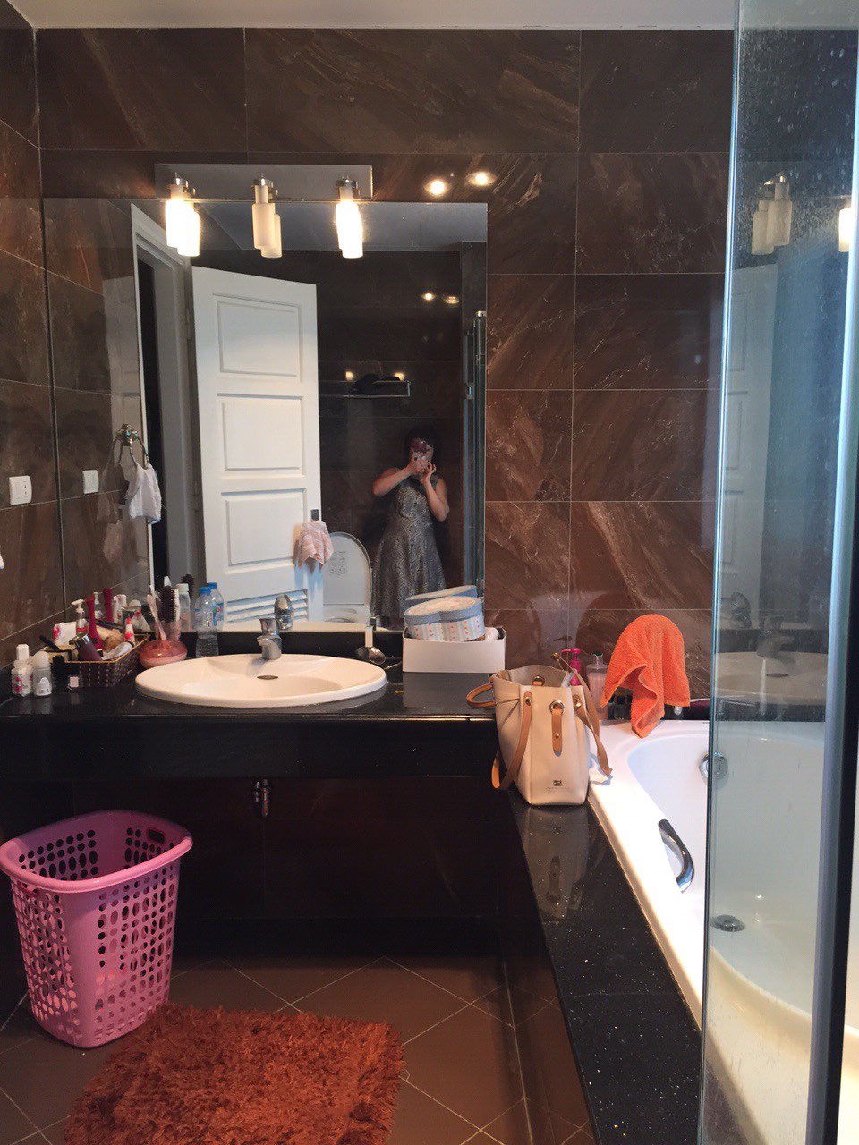 Gorgeous and well-lit 3 bedroom-villa for rent in Vinhomes Riverside! 20