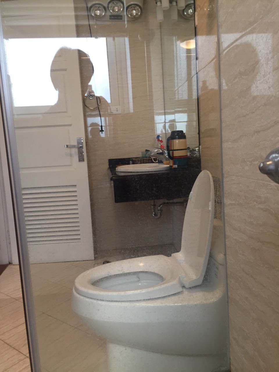 Gorgeous and well-lit 3 bedroom-villa for rent in Vinhomes Riverside! 21