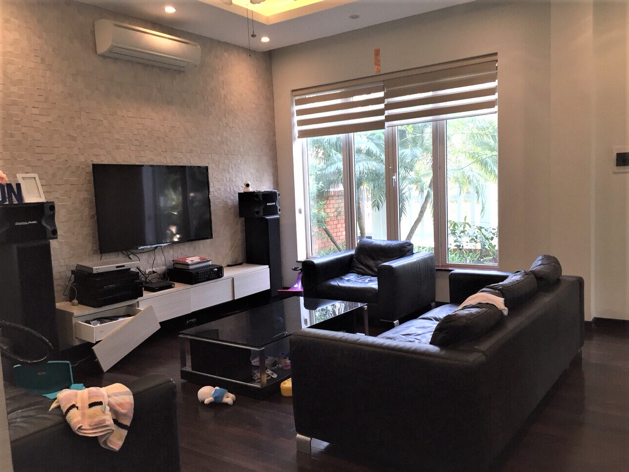 Gorgeous and well-lit 3 bedroom-villa for rent in Vinhomes Riverside! 3