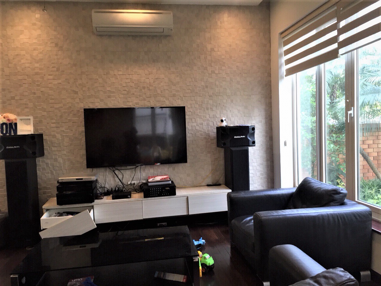 Gorgeous and well-lit 3 bedroom-villa for rent in Vinhomes Riverside! 5