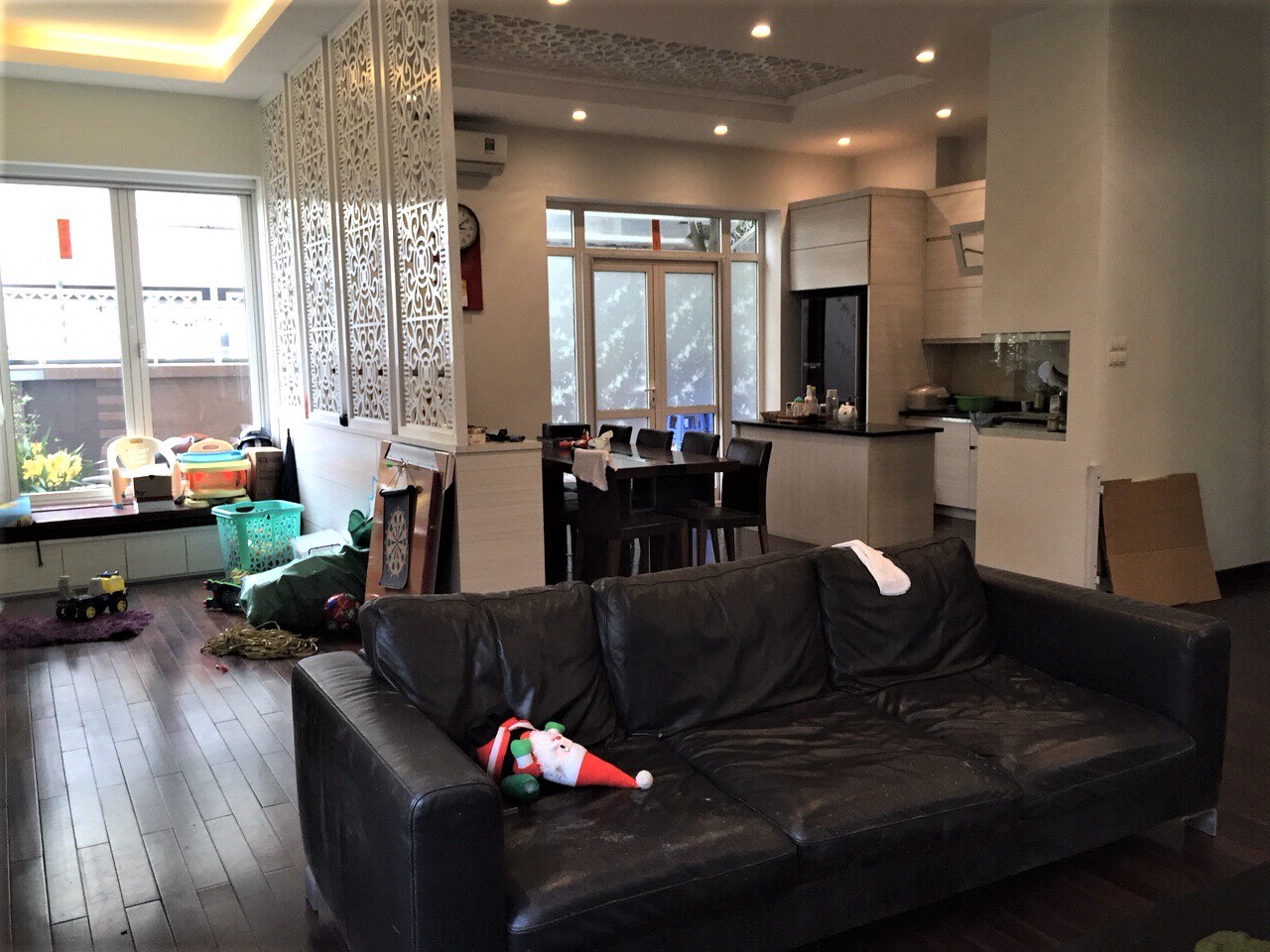 Gorgeous and well-lit 3 bedroom-villa for rent in Vinhomes Riverside! 6