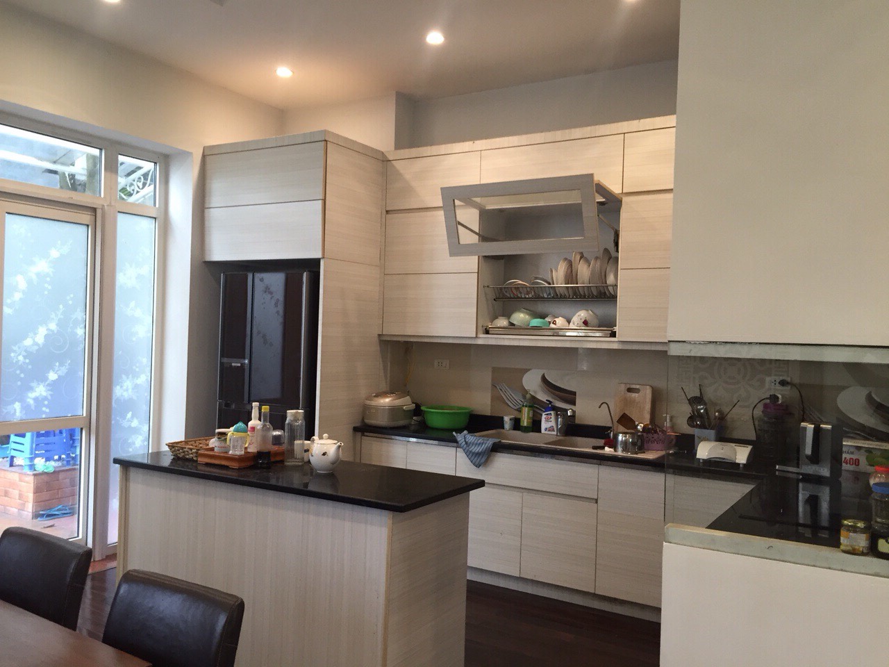 Gorgeous and well-lit 3 bedroom-villa for rent in Vinhomes Riverside! 8