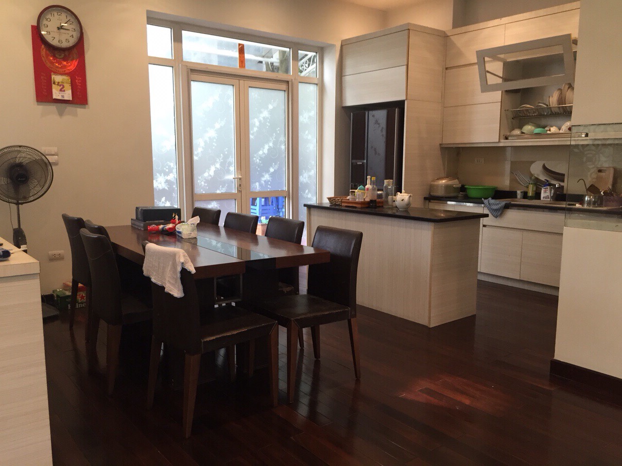 Gorgeous and well-lit 3 bedroom-villa for rent in Vinhomes Riverside! 9
