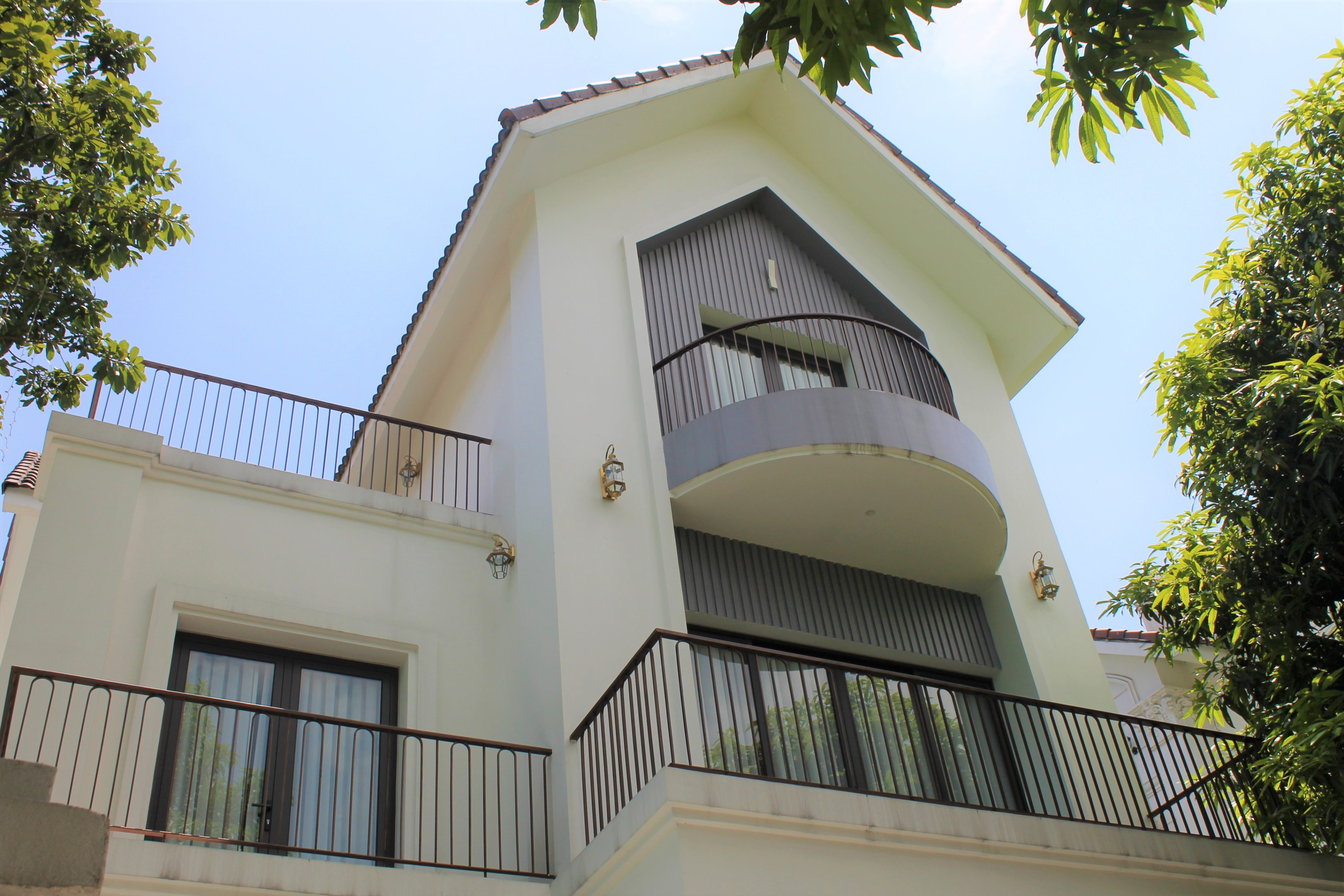 Gorgeous fully furnished detached Vinhomes Riverside villa close to BIS 1