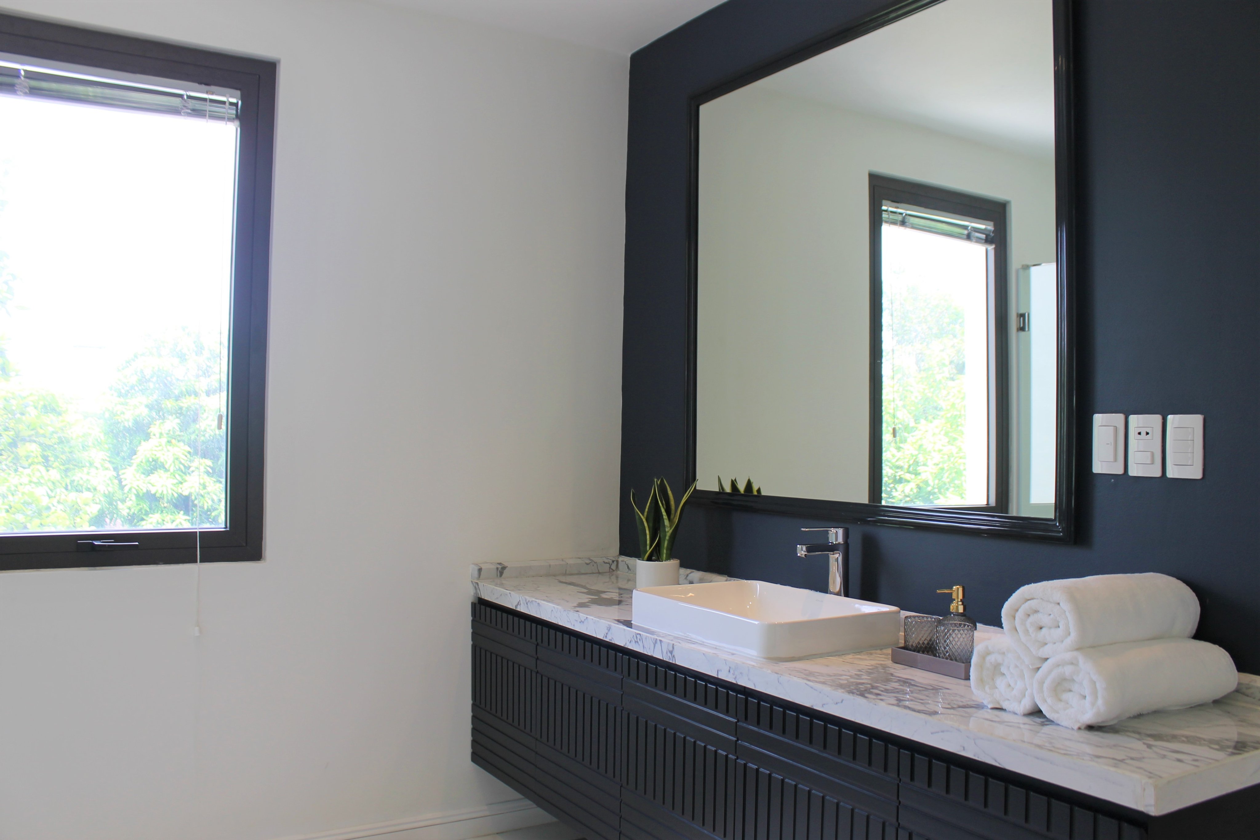 Gorgeous fully furnished detached Vinhomes Riverside villa close to BIS 11