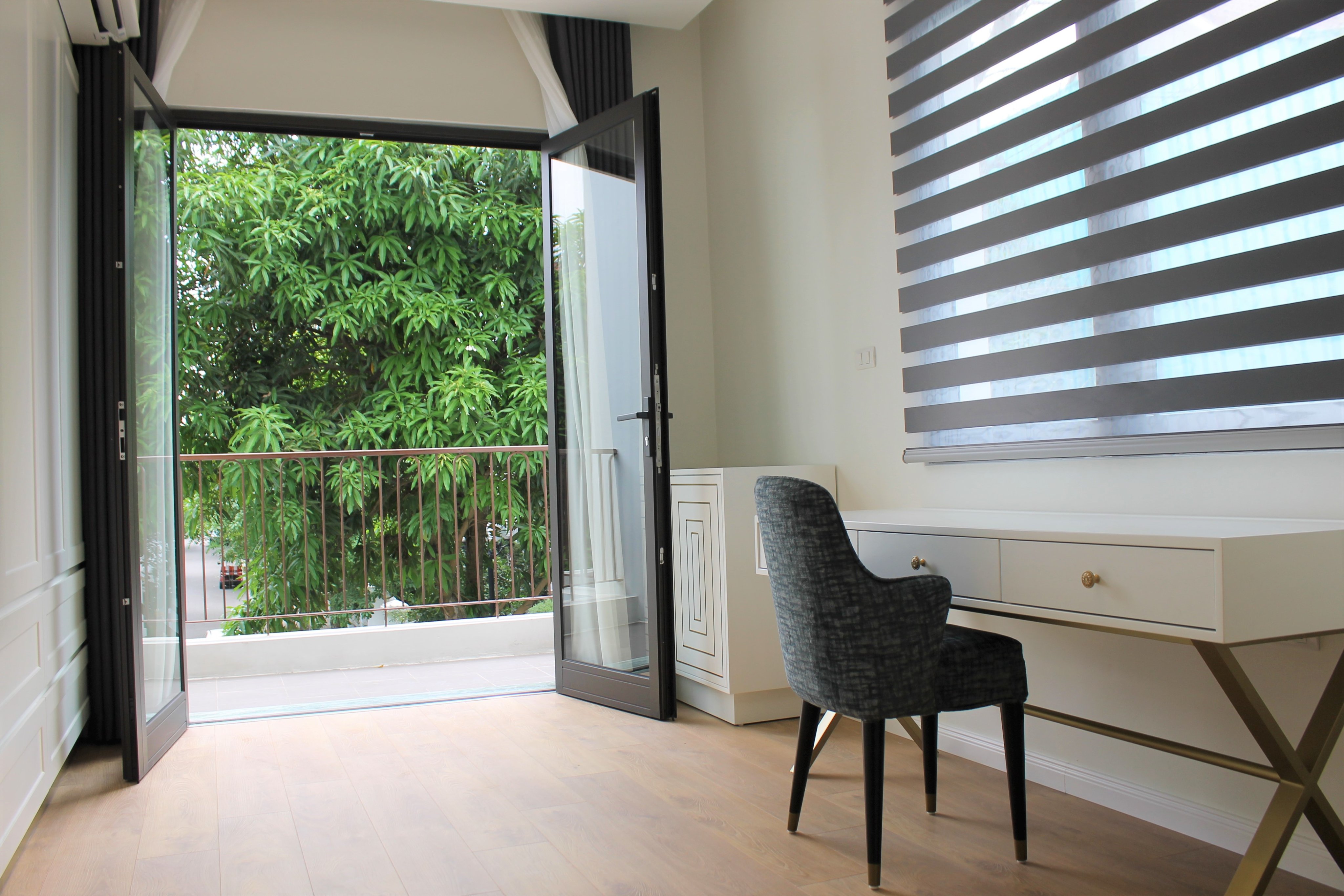 Gorgeous fully furnished detached Vinhomes Riverside villa close to BIS 13