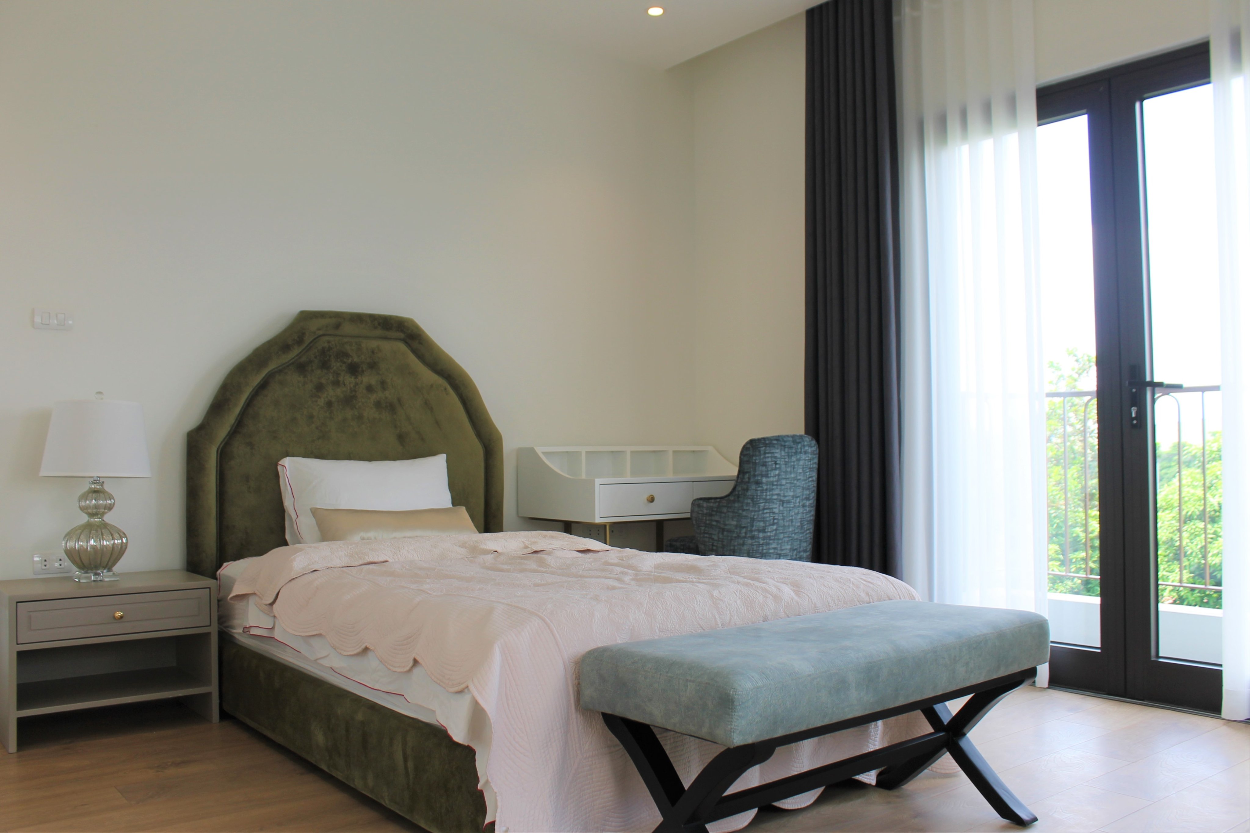 Gorgeous fully furnished detached Vinhomes Riverside villa close to BIS 14