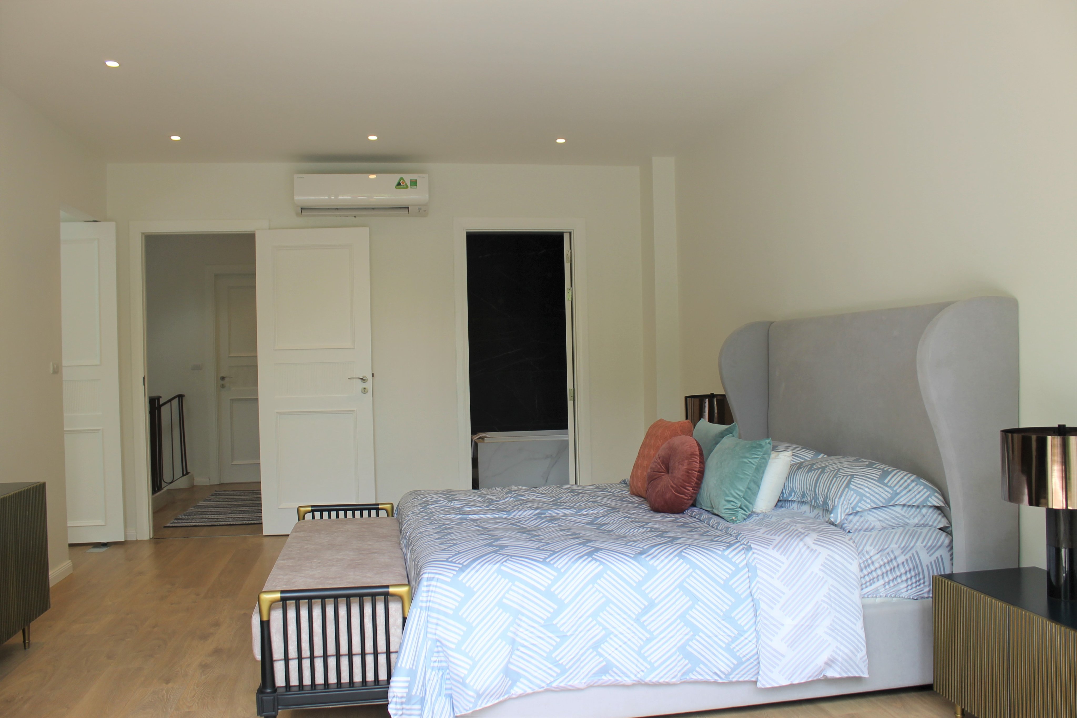 Gorgeous fully furnished detached Vinhomes Riverside villa close to BIS 15