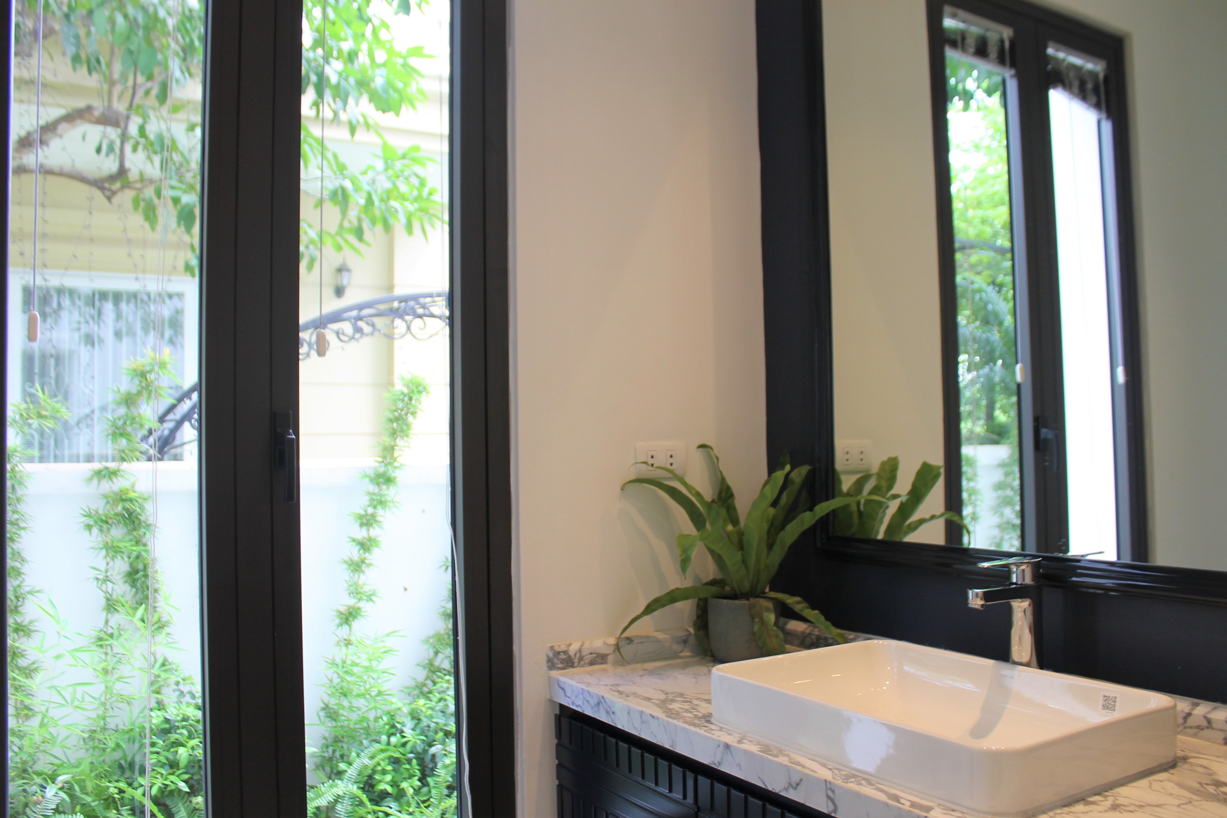 Gorgeous fully furnished detached Vinhomes Riverside villa close to BIS 16