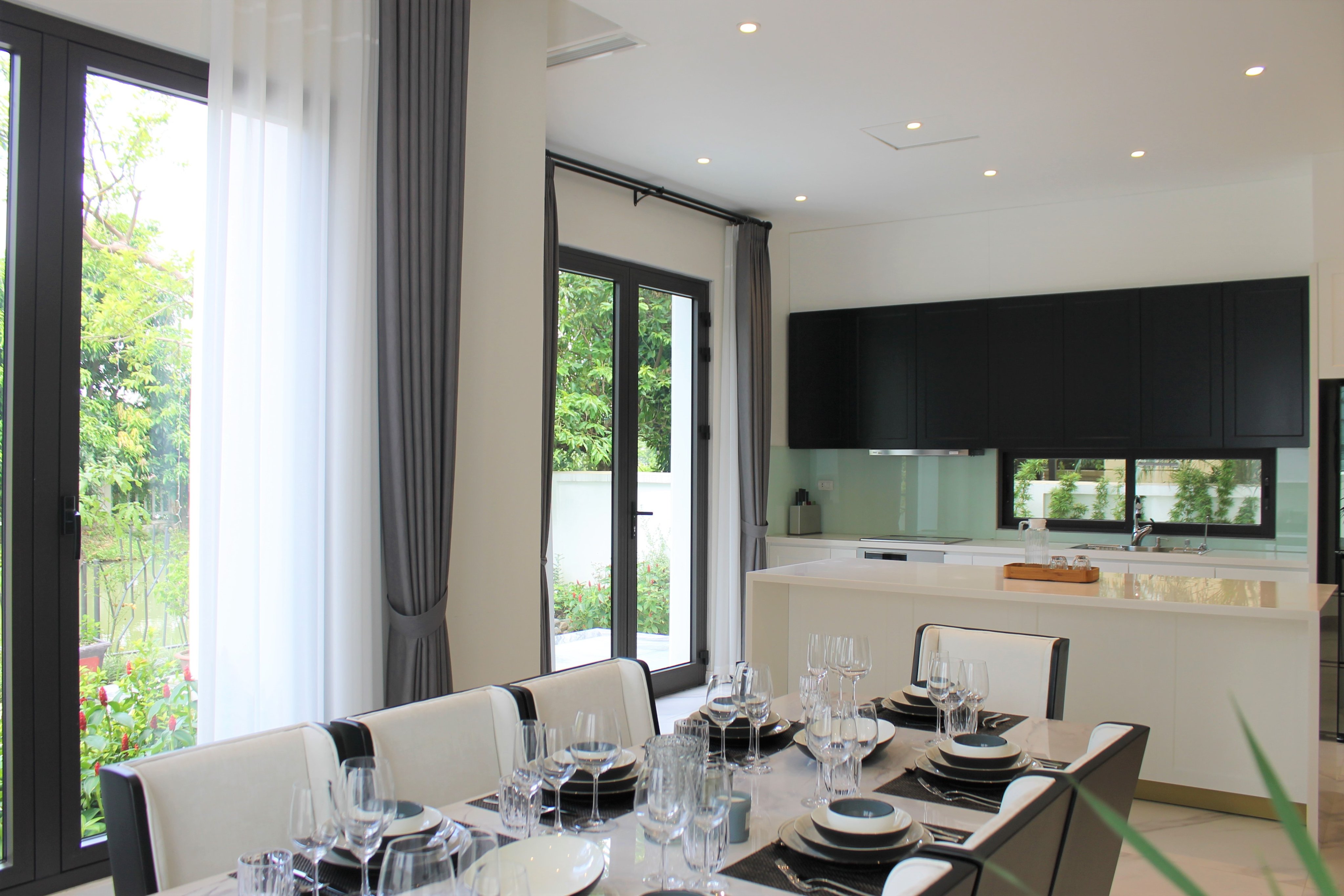 Gorgeous fully furnished detached Vinhomes Riverside villa close to BIS 4