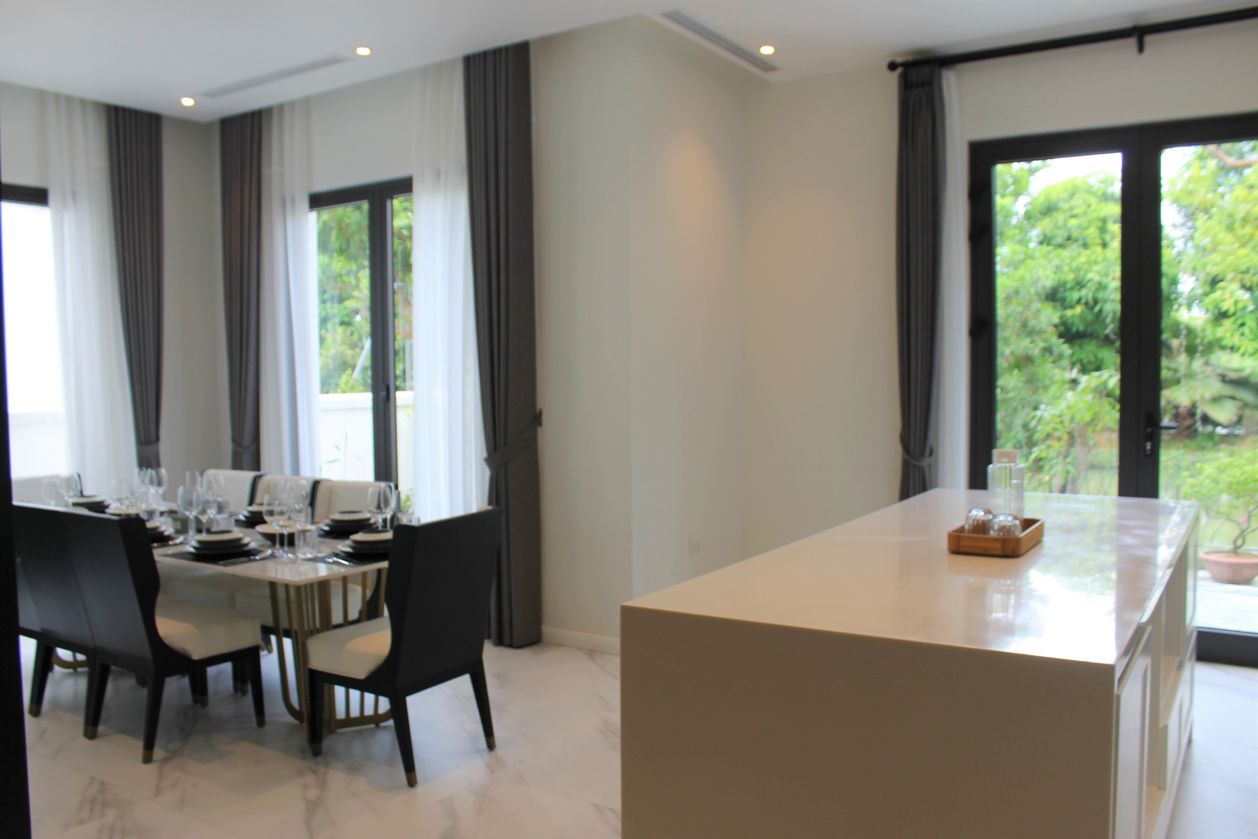 Gorgeous fully furnished detached Vinhomes Riverside villa close to BIS 6