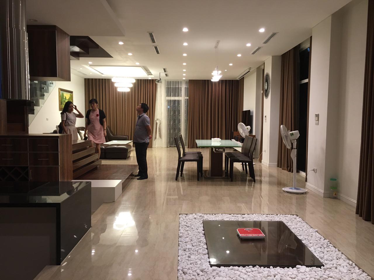 Gorgeous villa for rent at Vinhomes Riverside 1