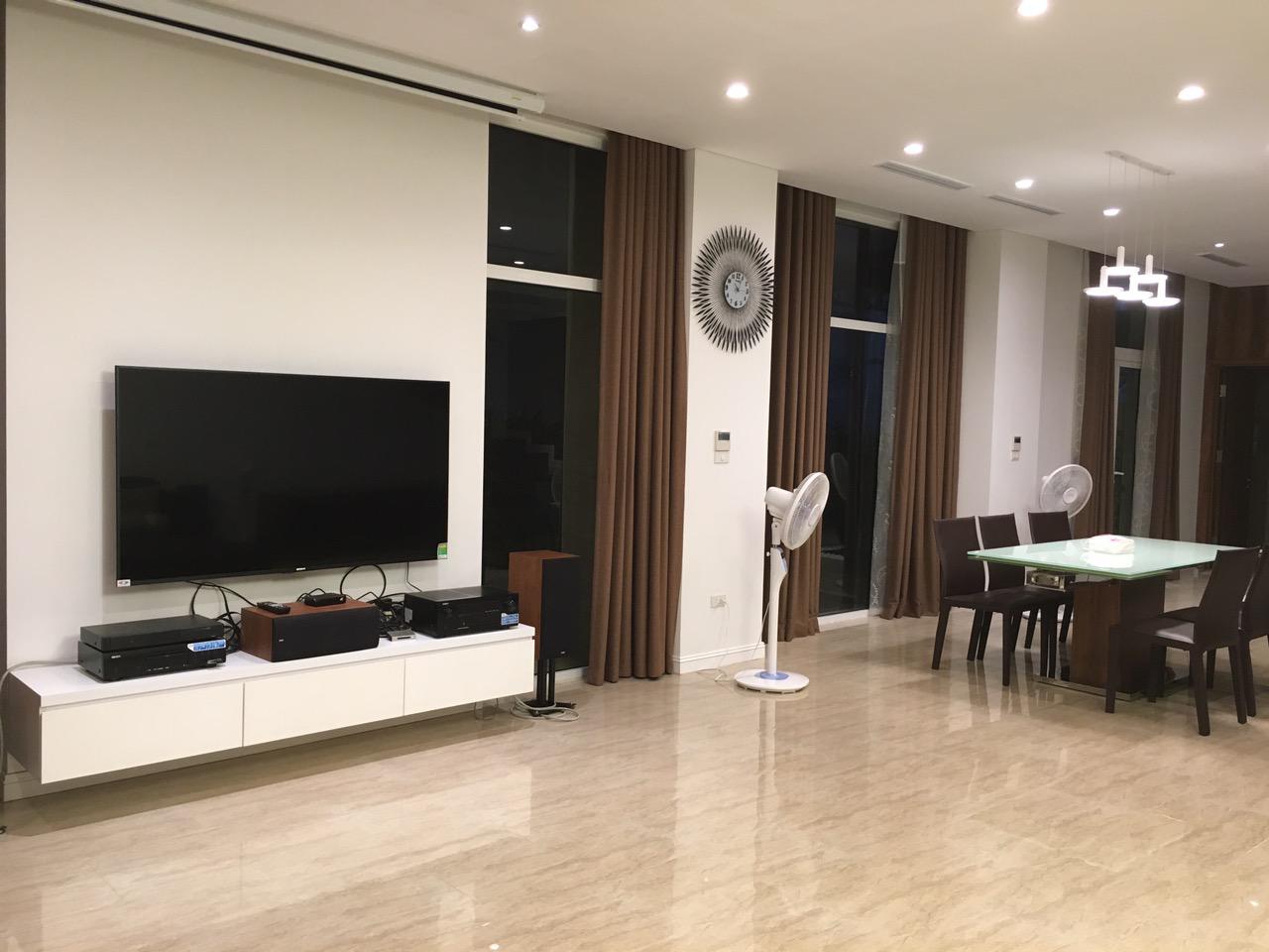 Gorgeous villa for rent at Vinhomes Riverside 4