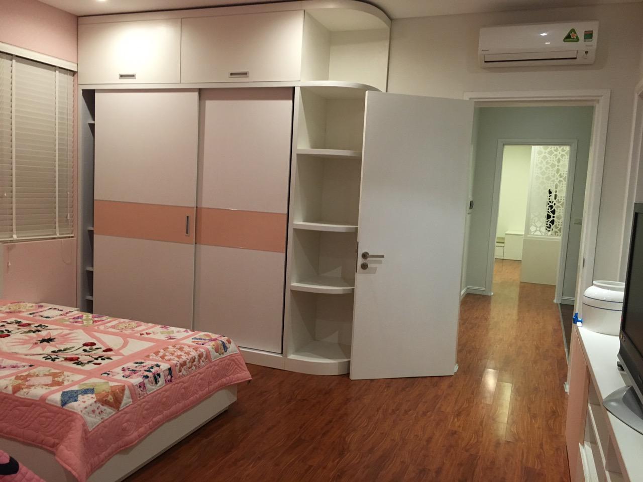 Gorgeous villa for rent at Vinhomes Riverside 8