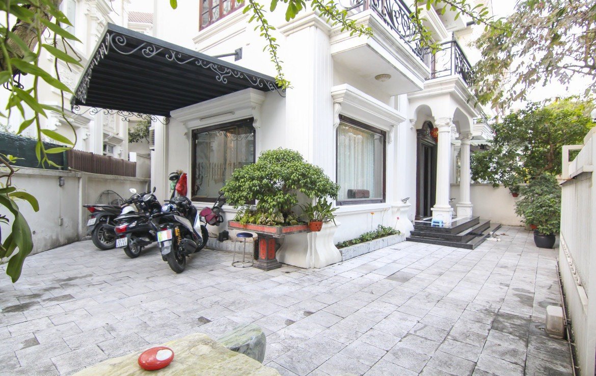 High-quality 200m2 villa for rent in Vinhomes Riverside Urban Town 1