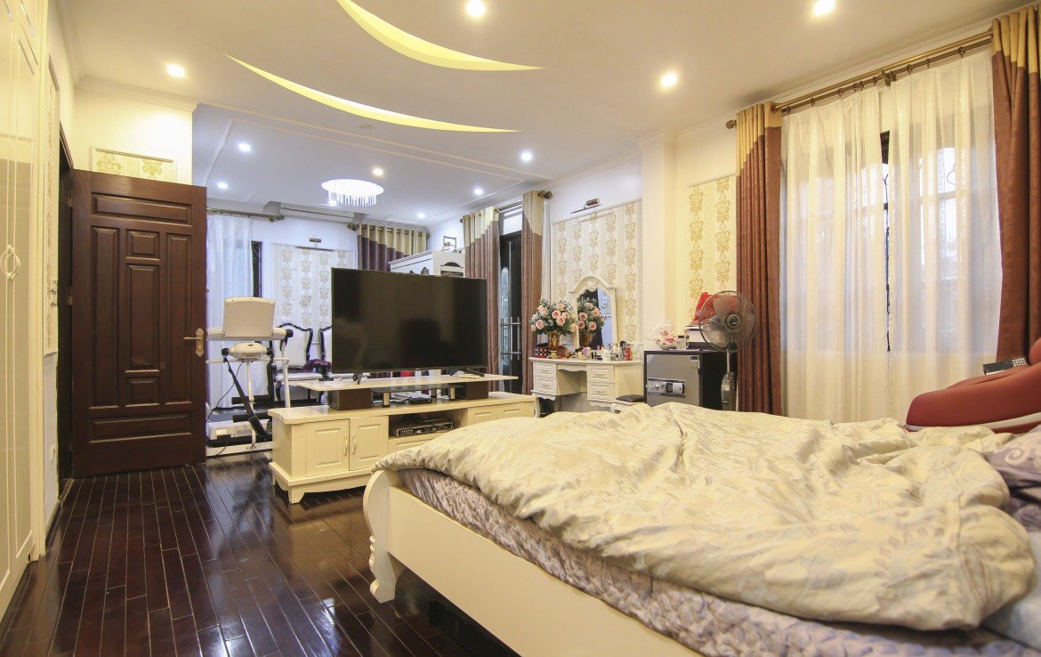 High-quality 200m2 villa for rent in Vinhomes Riverside Urban Town 15