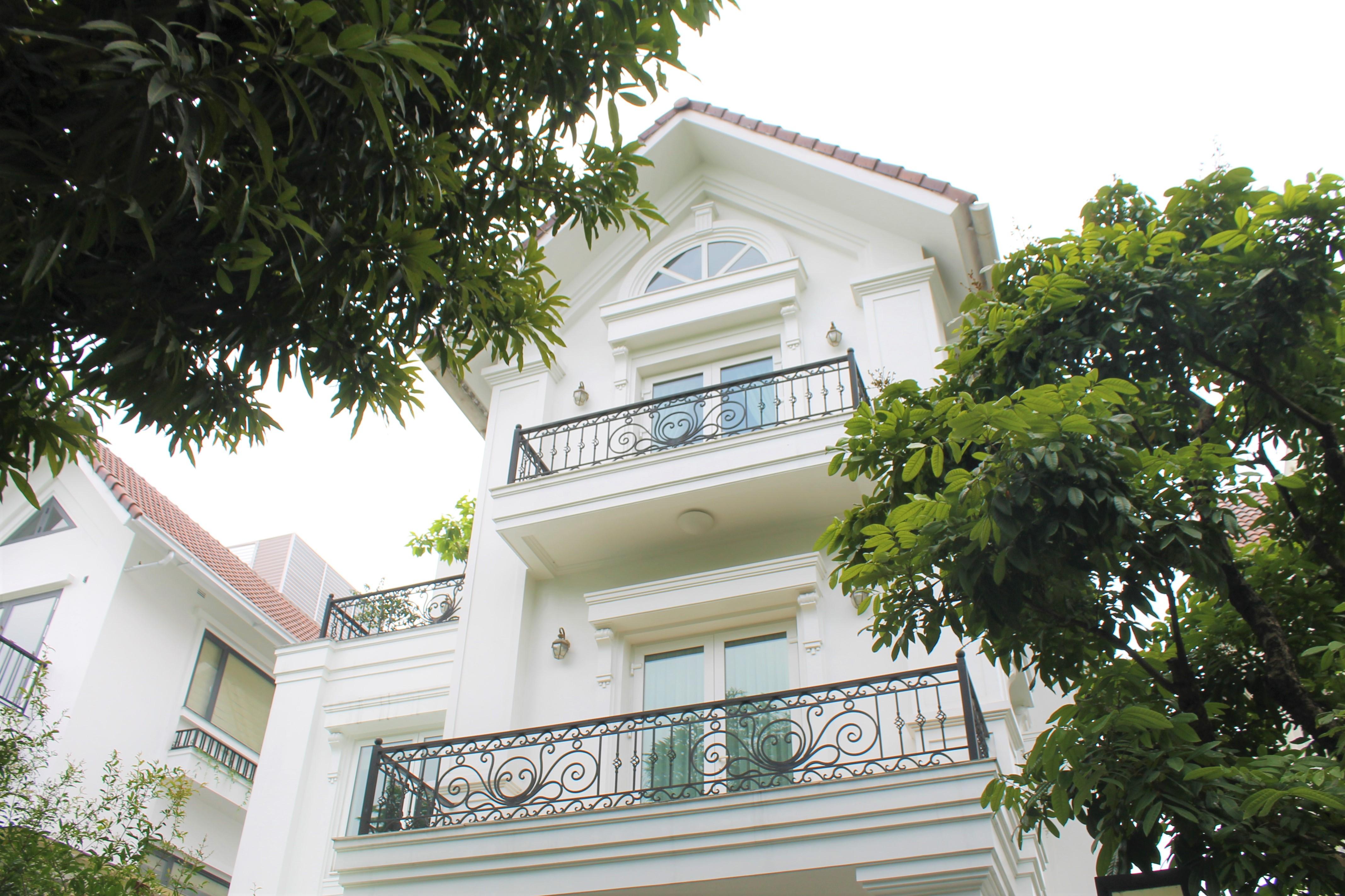 HUGE SPACIOUS FURNISHED DETACHED VINHOMES RIVERSIDE VILLA TO LEASE 1