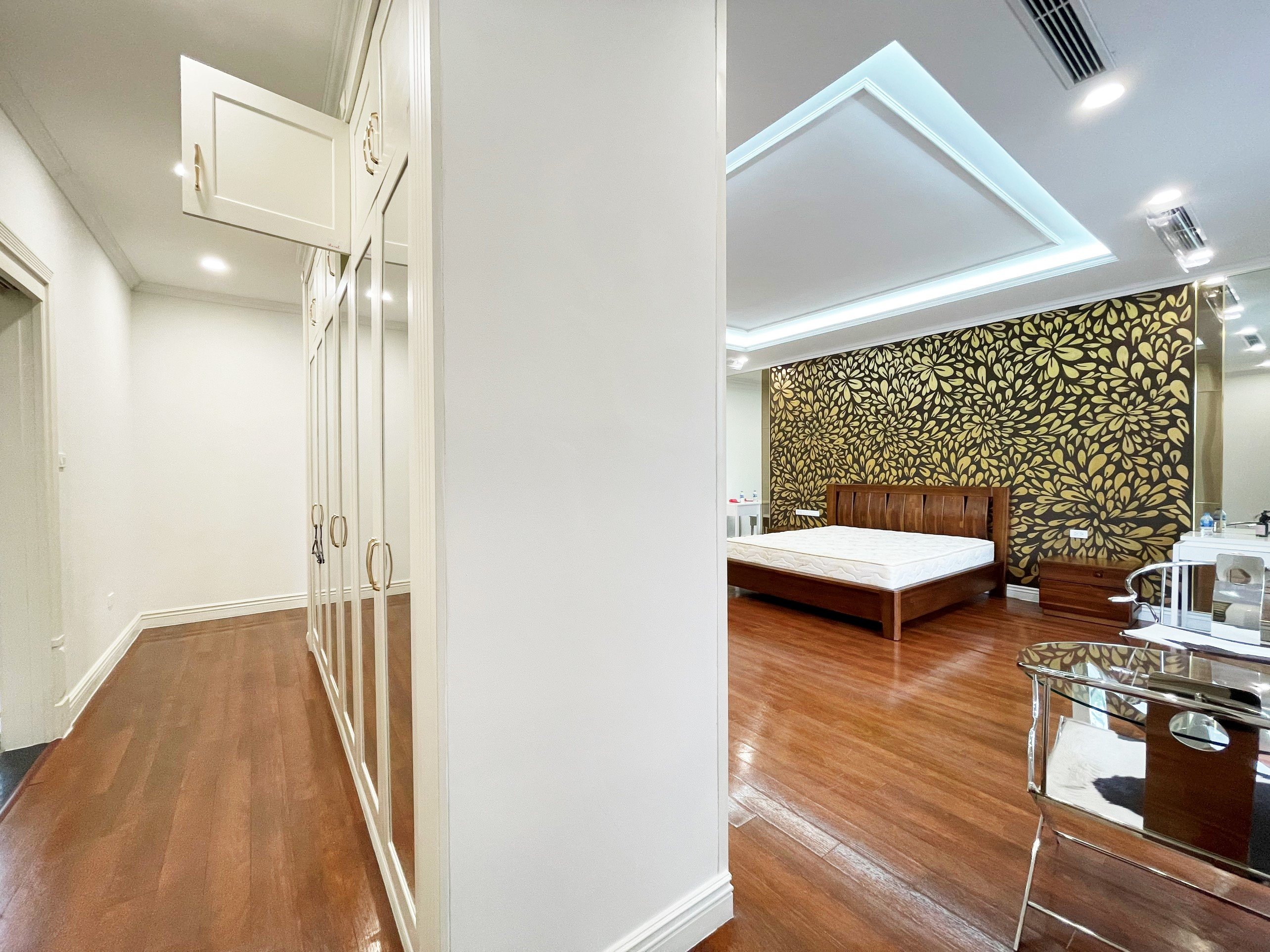Incredible Bang Lang Villa for rent in Vinhomes Riverside, Long Bien District 9