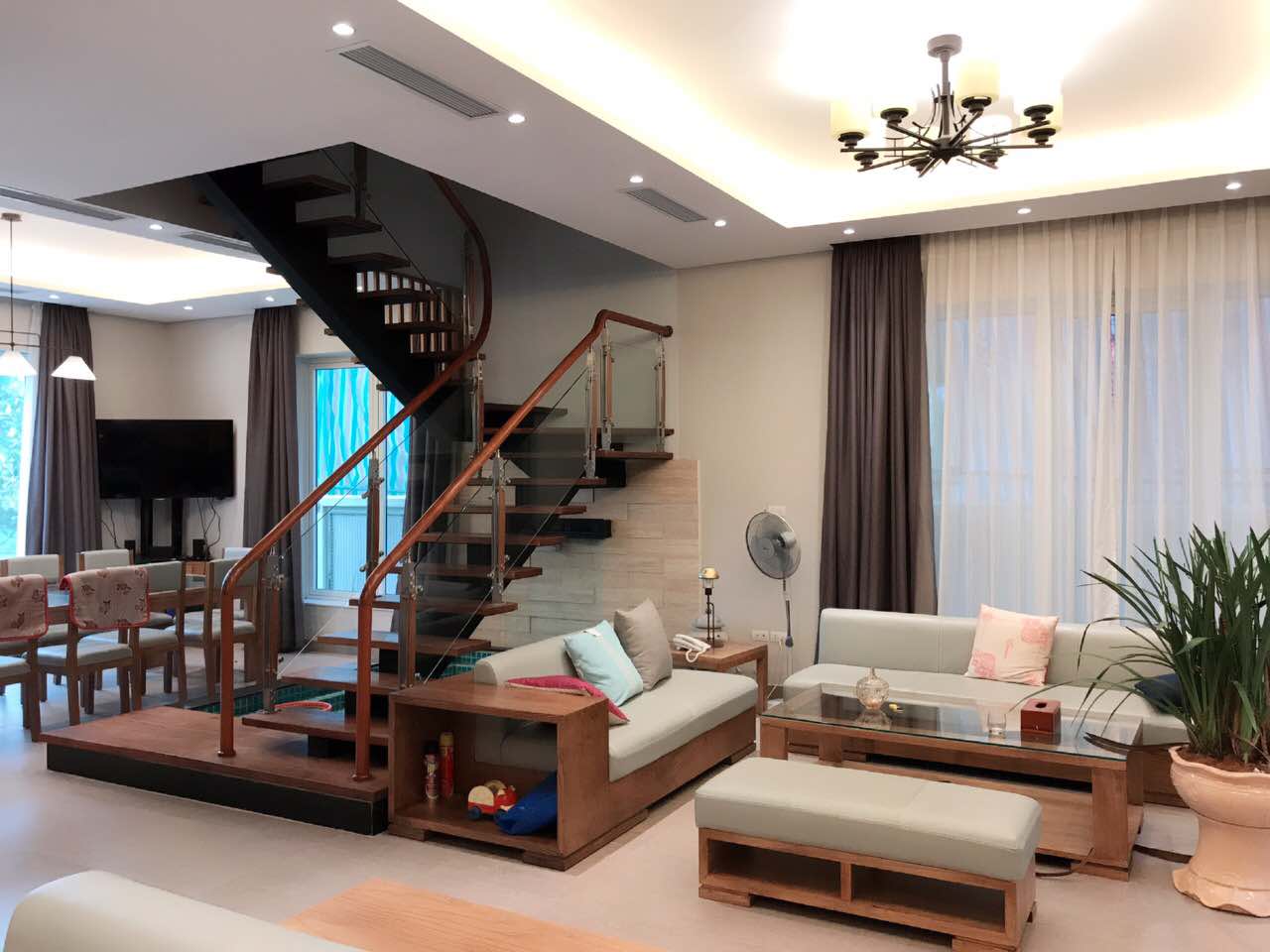 Lake house for lease in Vinhomes Riverside with modern and splendid indoor interior 1
