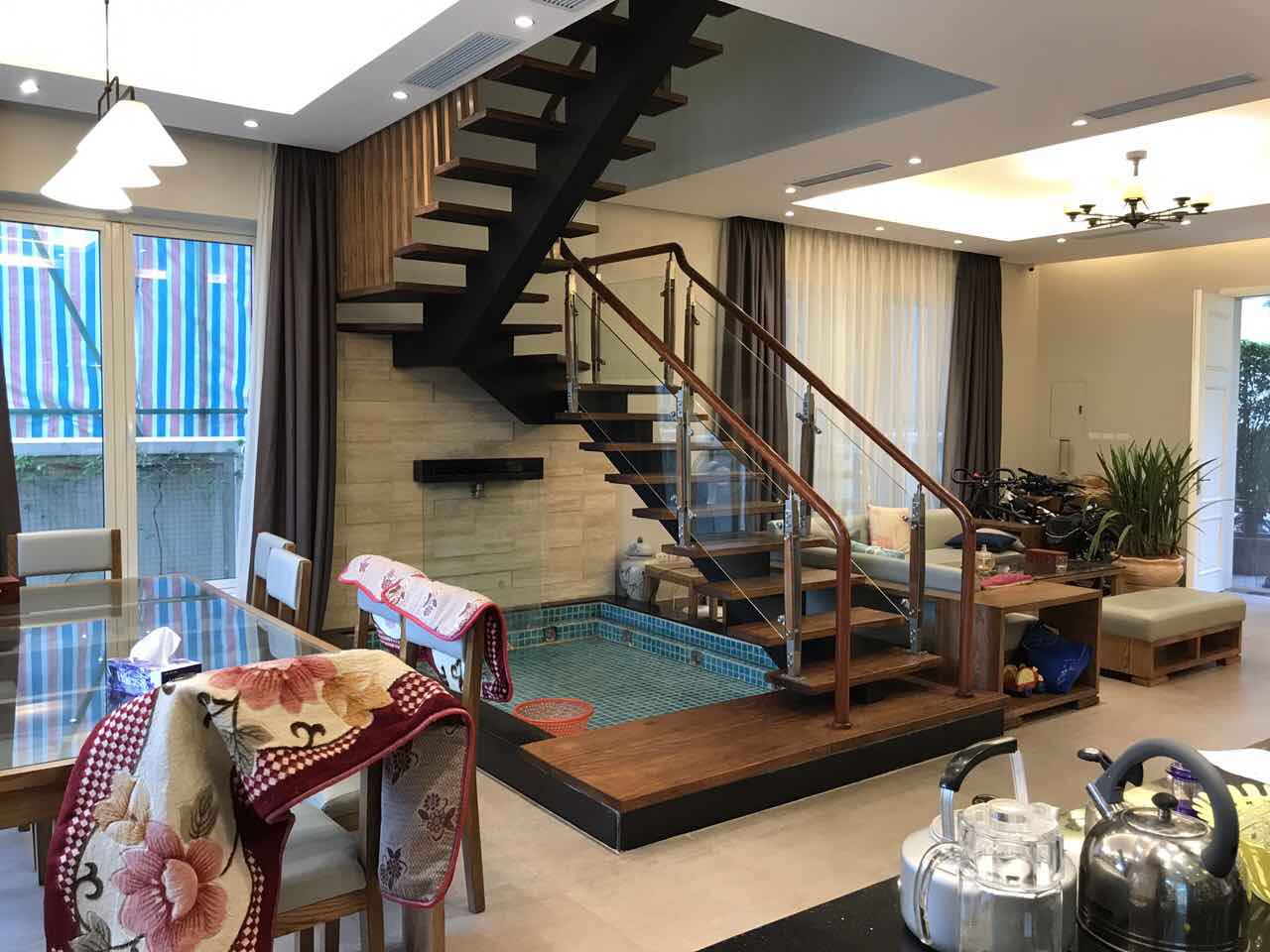 Lake house for lease in Vinhomes Riverside with modern and splendid indoor interior 3