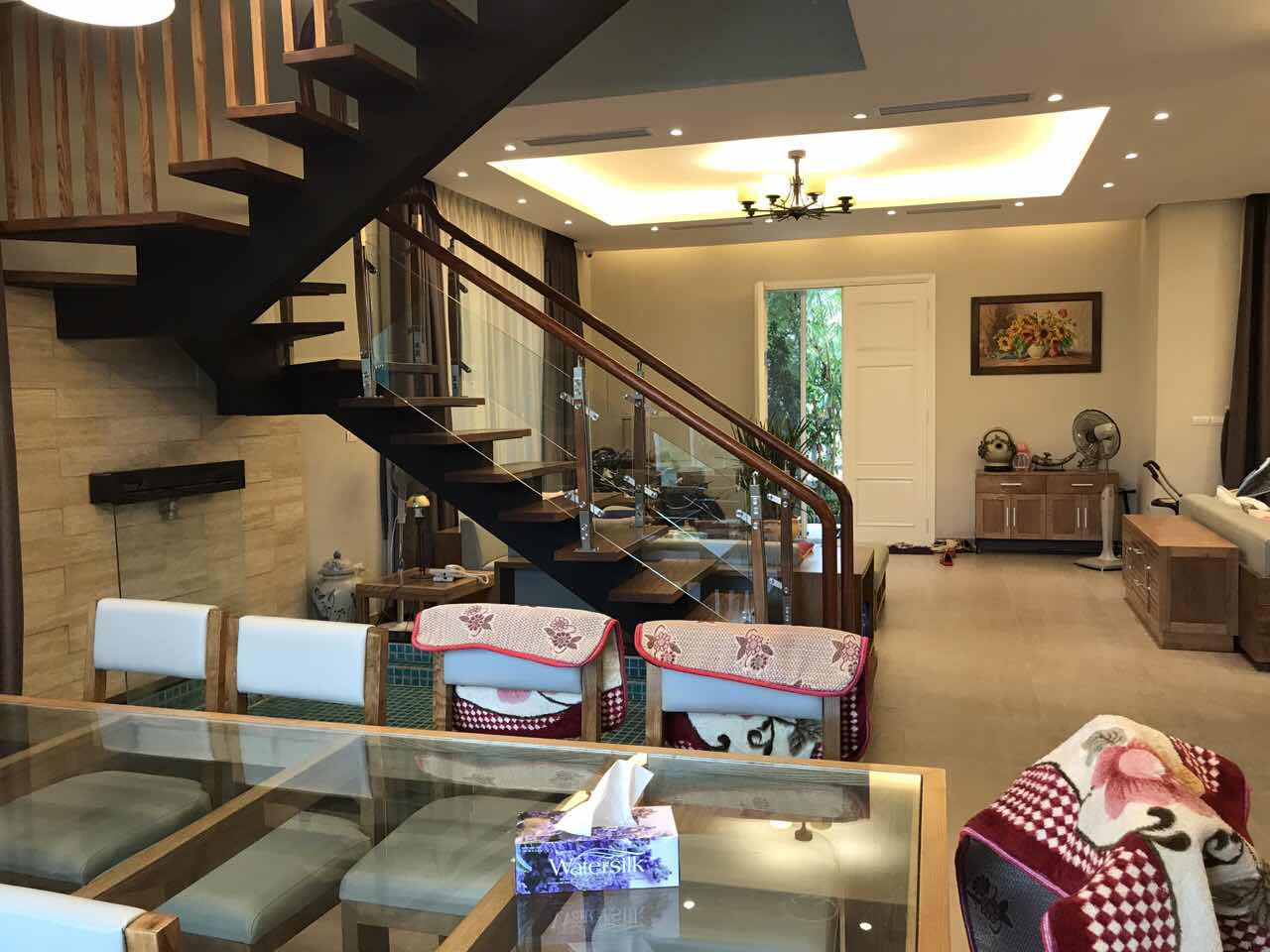 Lake house for lease in Vinhomes Riverside with modern and splendid indoor interior 4