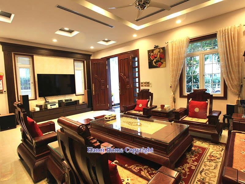Classic style villa in Vinhomes Riverside for rent