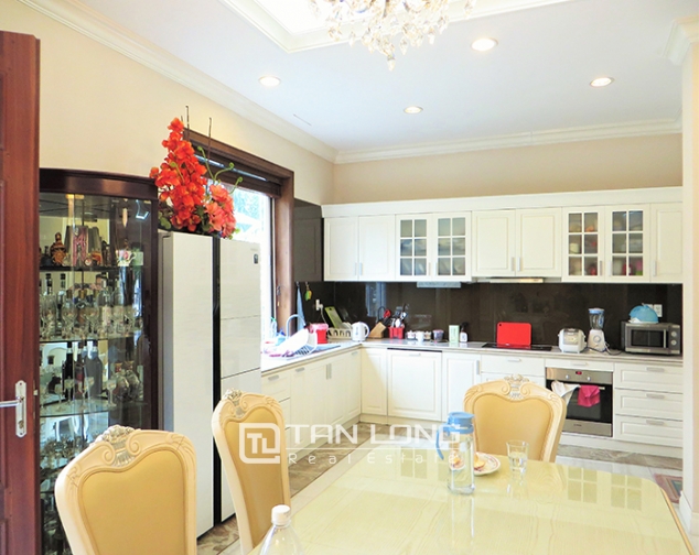 Luxury villa in Vinhomes Riverside for lease, a spacious living room, river view