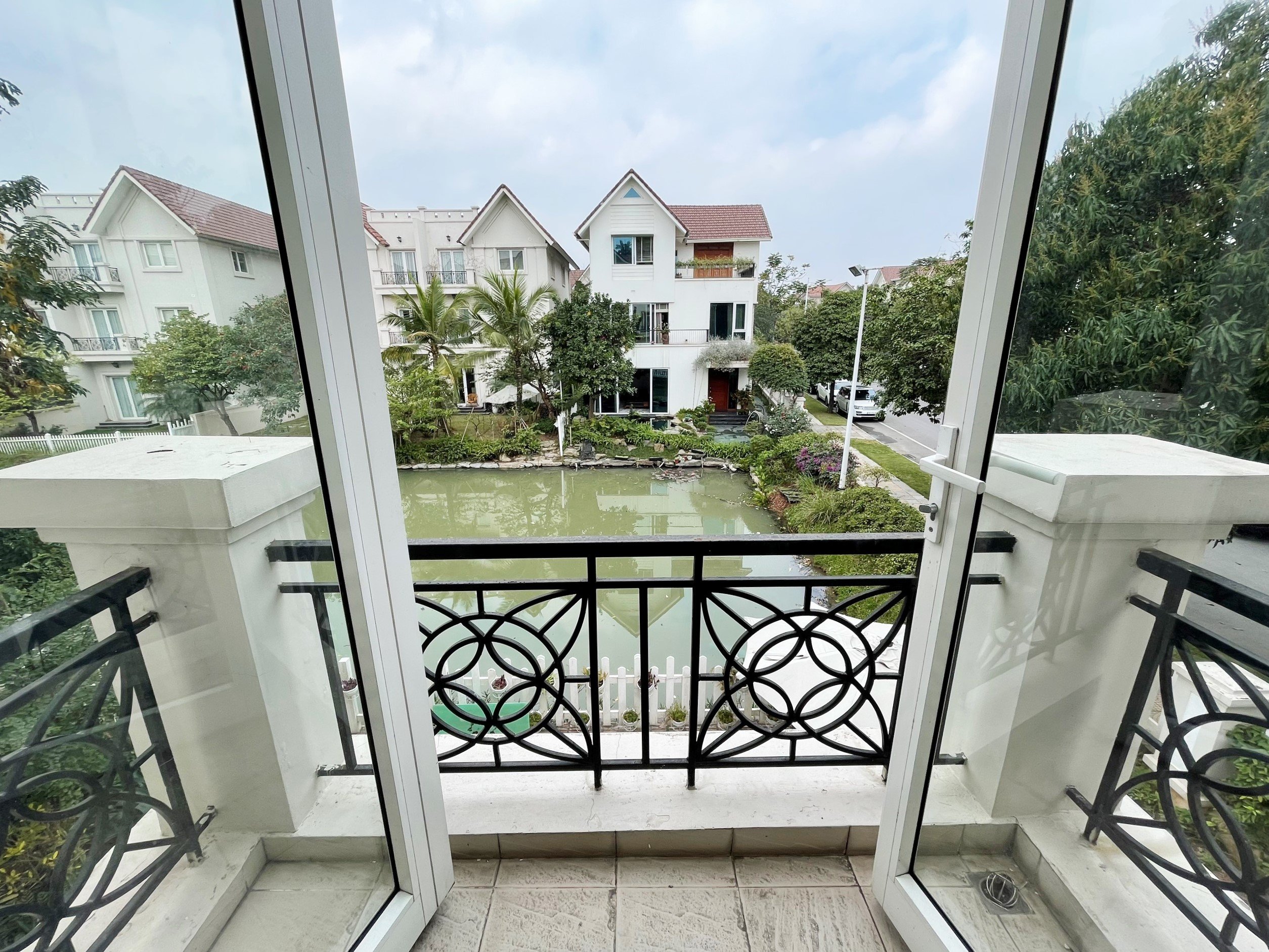 New finished luxury villa in Vinhomes Riverside for rent in Hoa Phuong area