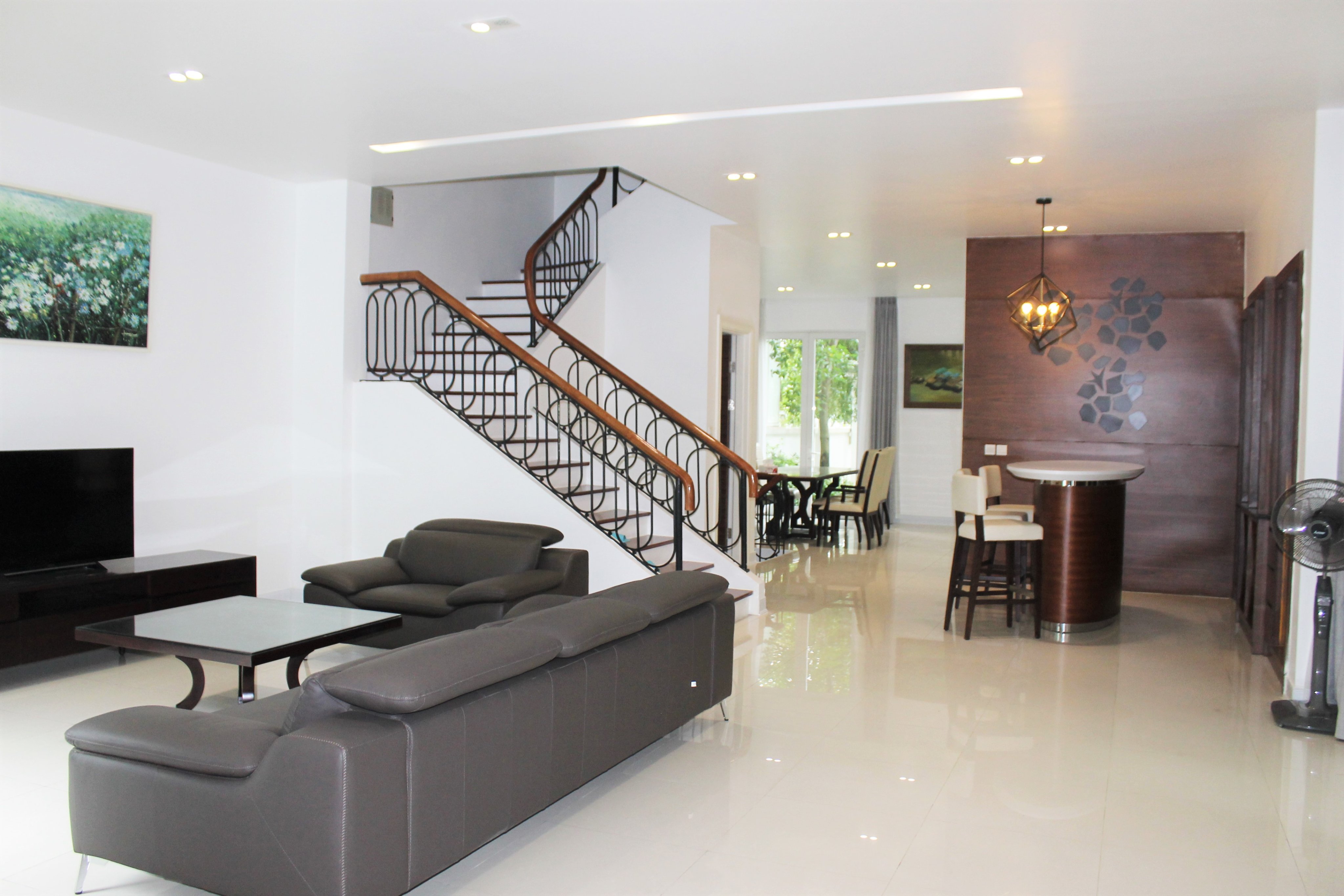 New finished luxury villa in Vinhomes Riverside for rent
