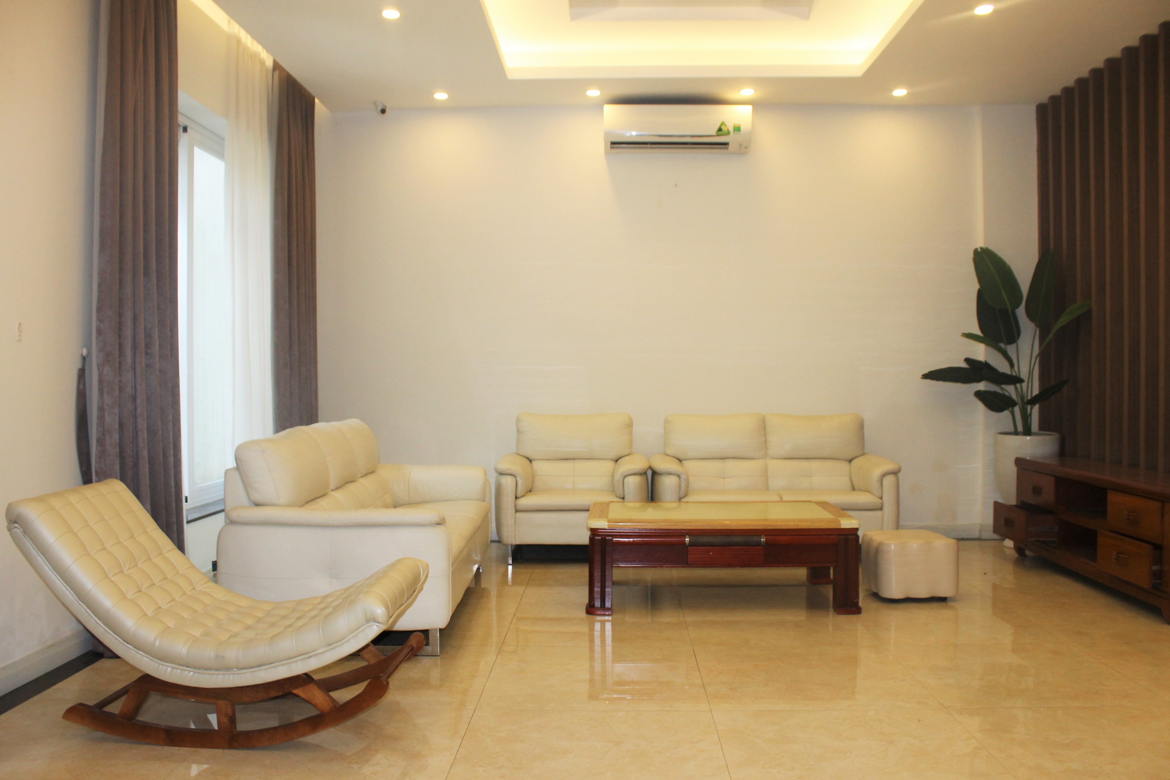 Villa 165 sqm, 3 Beds full furniture in Vinhomes Riverside for rent only 1530 USD/ month