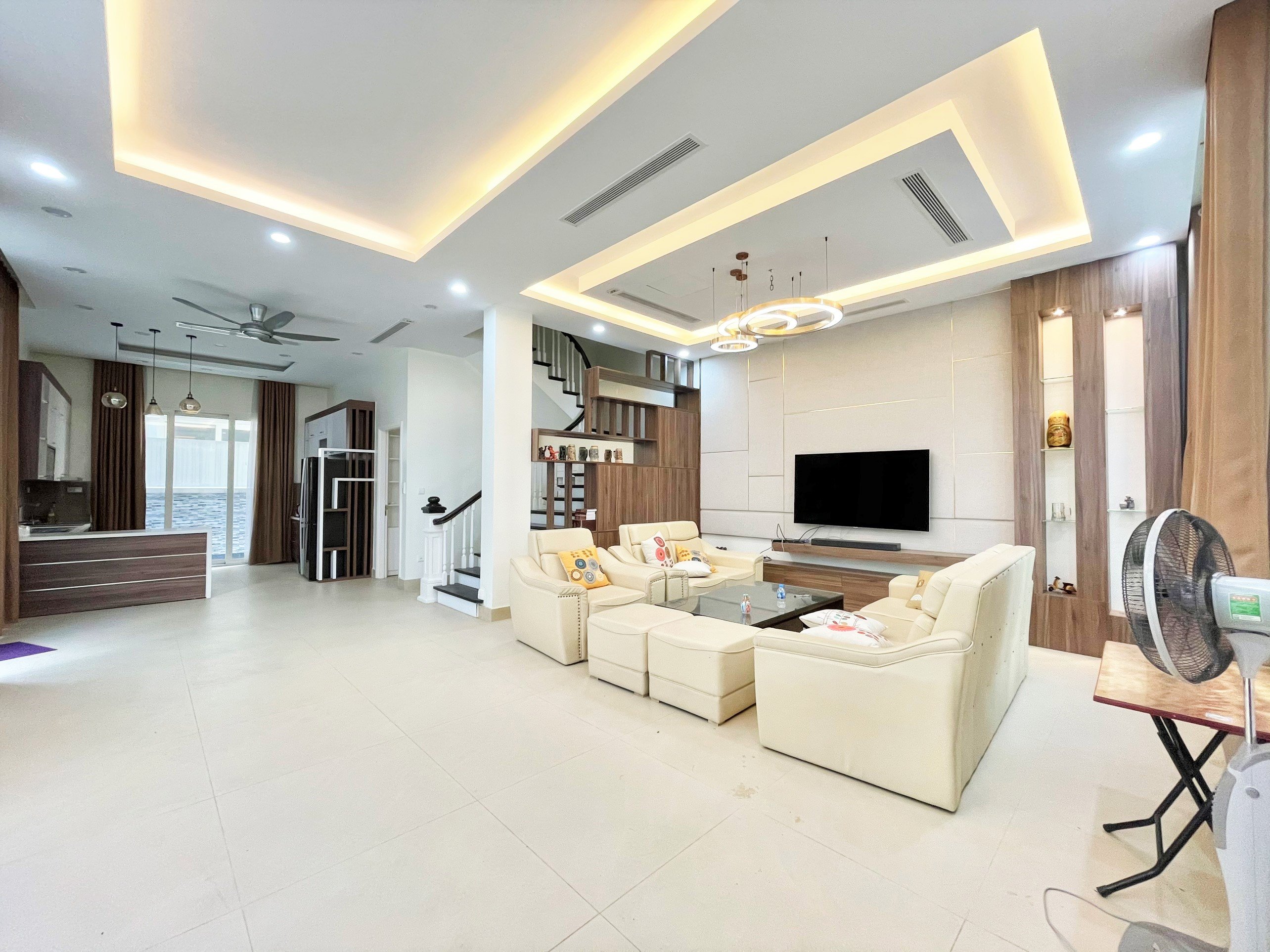 Villa full furniture in Vinhomes Riverside for rent price 1,700 usd/month