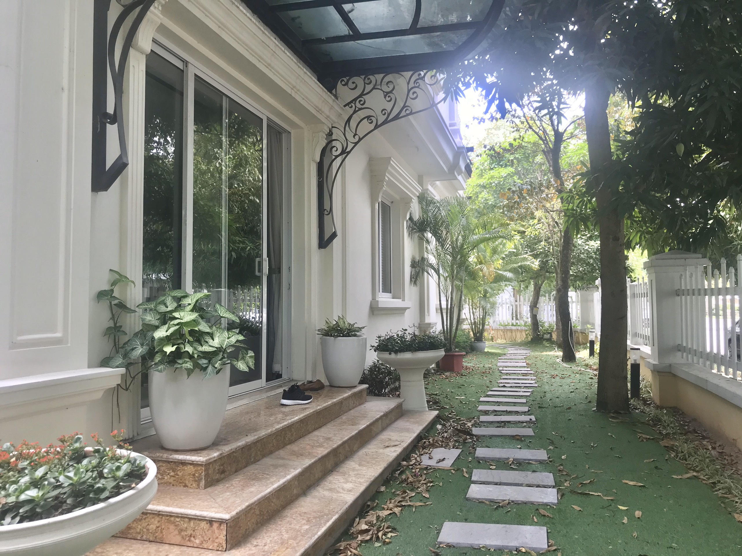 Vinhomes Riverside Lovely Garden Furnished Villa For Rent. Close to BIS, ALMAZ