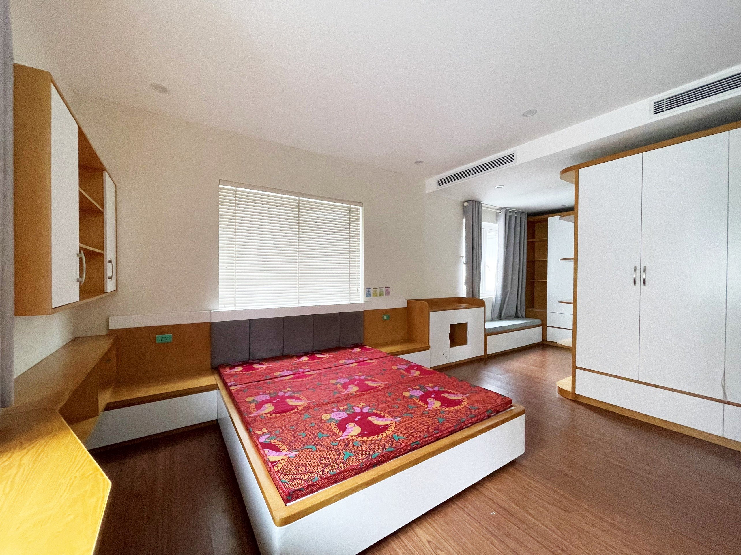 Lovely 3BRs villa for rent on Anh Dao, Vinhomes Riverside urban town 14