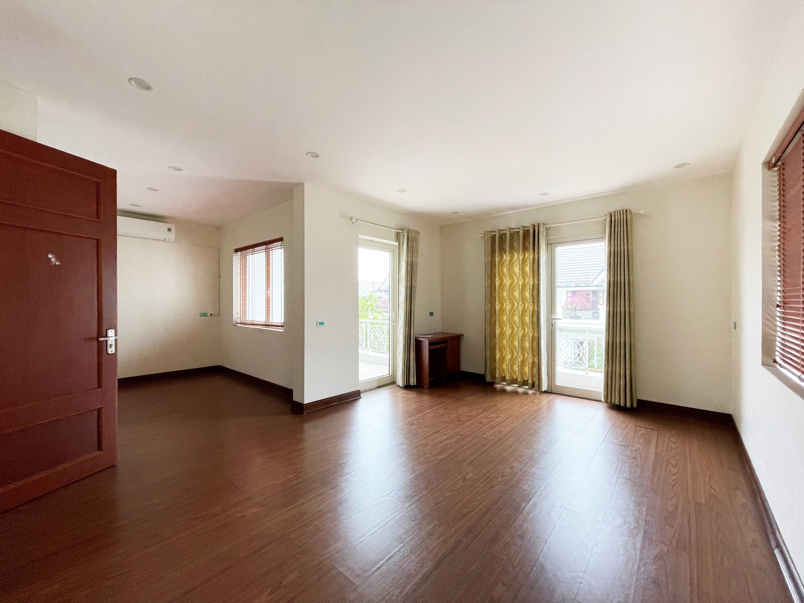 Lovely 3BRs villa for rent on Anh Dao, Vinhomes Riverside urban town 16