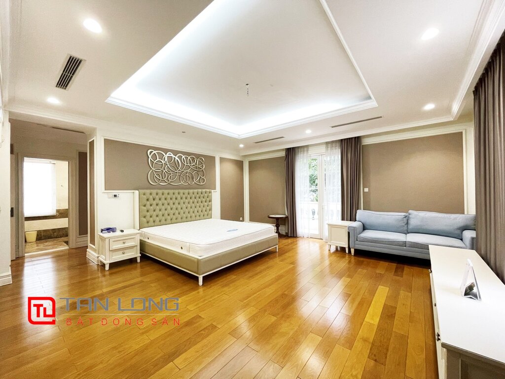 Luxuries Pool view villa to rent in Vinhomes Riverside Urban Town 10