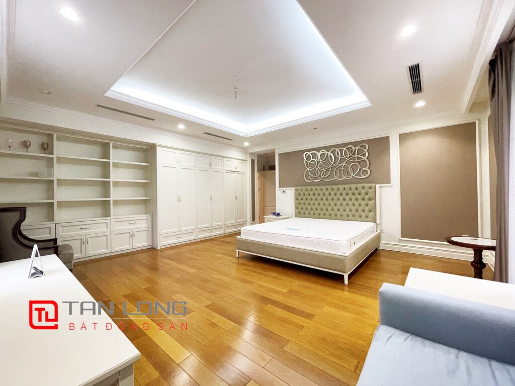 Luxuries Pool view villa to rent in Vinhomes Riverside Urban Town 11