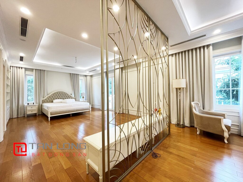 Luxuries Pool view villa to rent in Vinhomes Riverside Urban Town 12