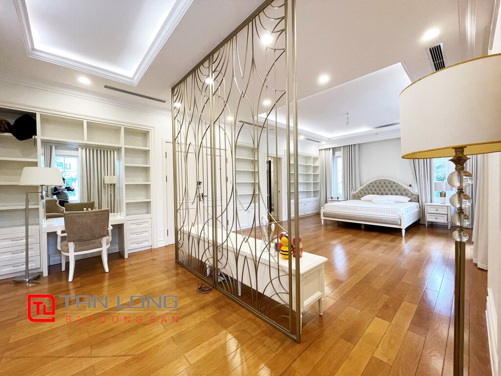 Luxuries Pool view villa to rent in Vinhomes Riverside Urban Town 13
