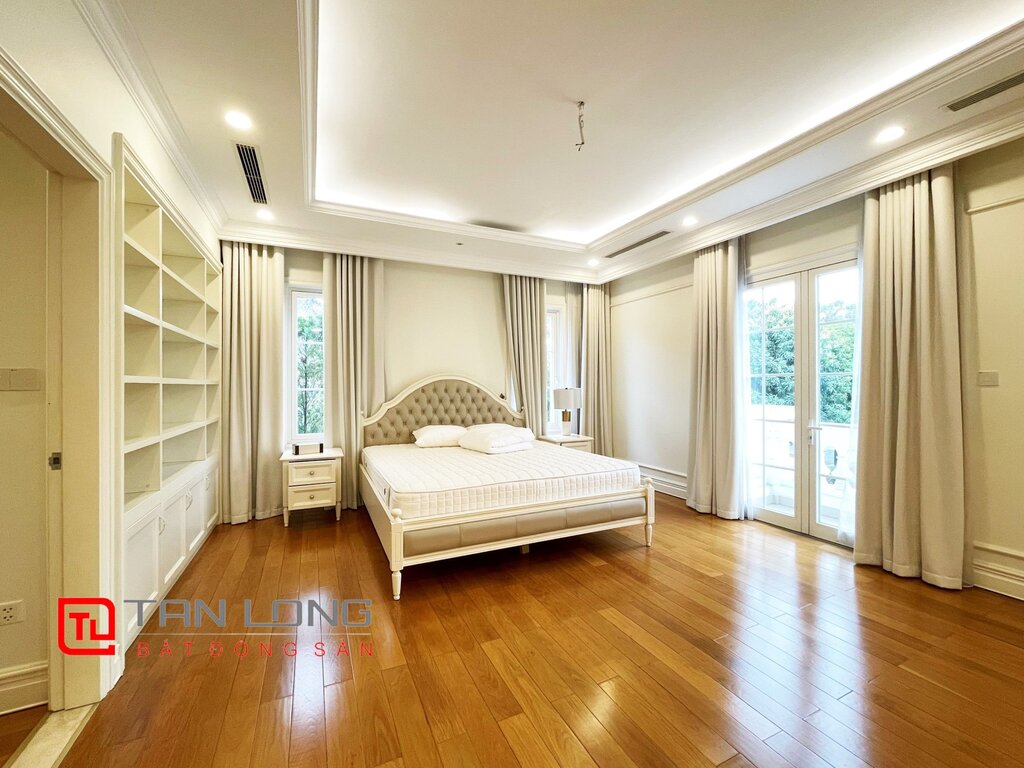 Luxuries Pool view villa to rent in Vinhomes Riverside Urban Town 15