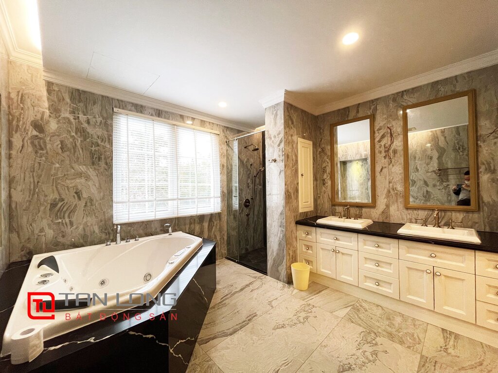 Luxuries Pool view villa to rent in Vinhomes Riverside Urban Town 16