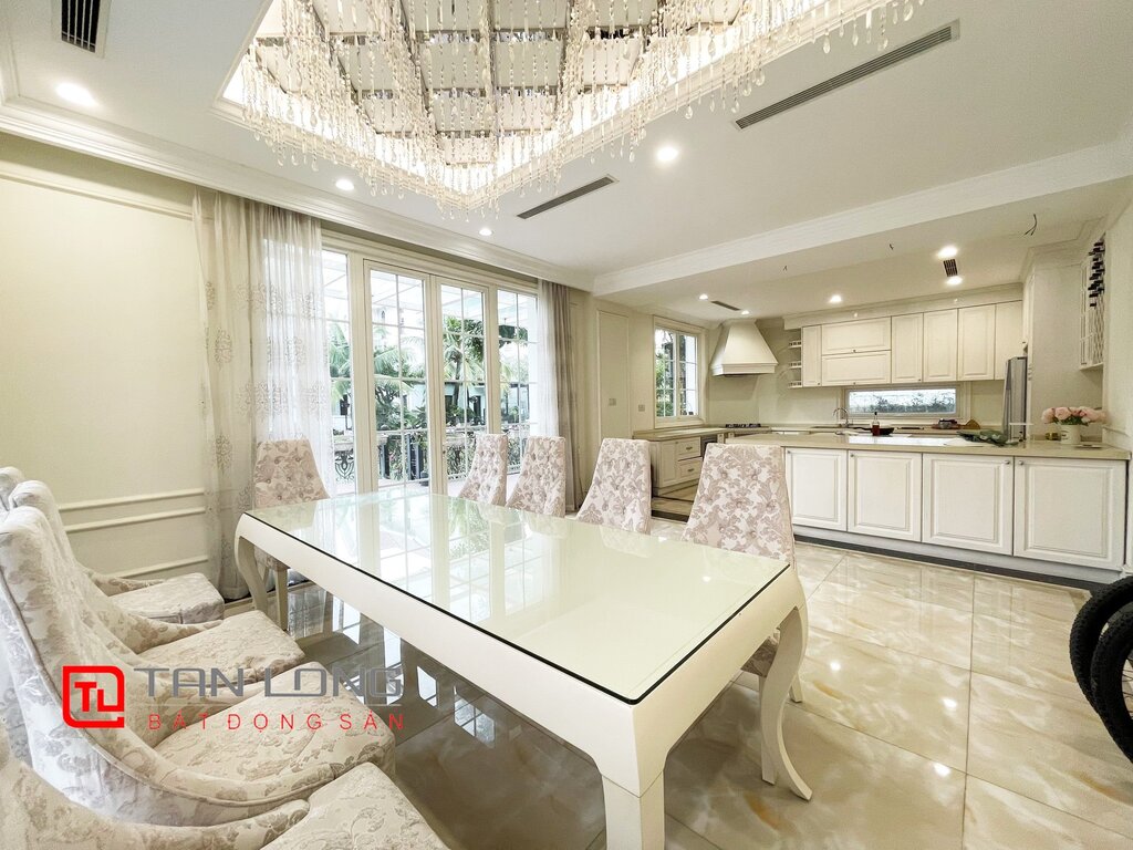 Luxuries Pool view villa to rent in Vinhomes Riverside Urban Town 4
