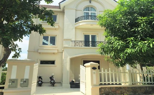 Luxurious full-serviced villa with 3 bedrooms in Vinhome Riverside for lease 1