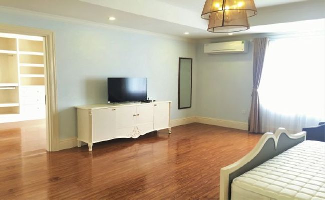Luxurious full-serviced villa with 3 bedrooms in Vinhome Riverside for lease 13