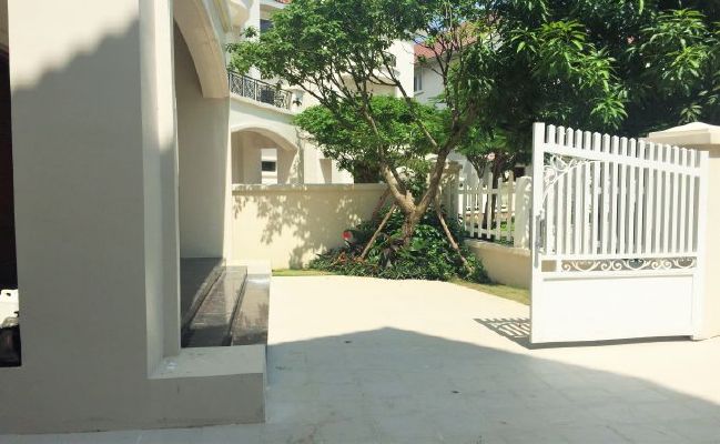 Luxurious full-serviced villa with 3 bedrooms in Vinhome Riverside for lease 2