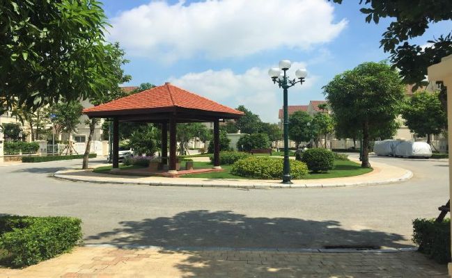 Luxurious full-serviced villa with 3 bedrooms in Vinhome Riverside for lease 23