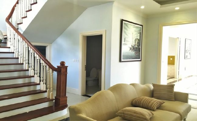 Luxurious full-serviced villa with 3 bedrooms in Vinhome Riverside for lease 4