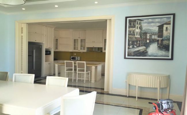 Luxurious full-serviced villa with 3 bedrooms in Vinhome Riverside for lease 9
