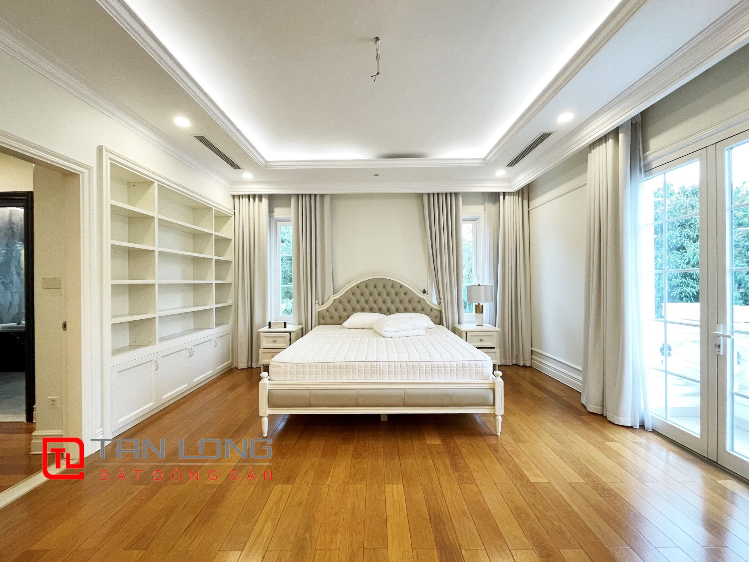 Luxurious Pool Villa for rent in Vinhomes Riverside Urban Town 17
