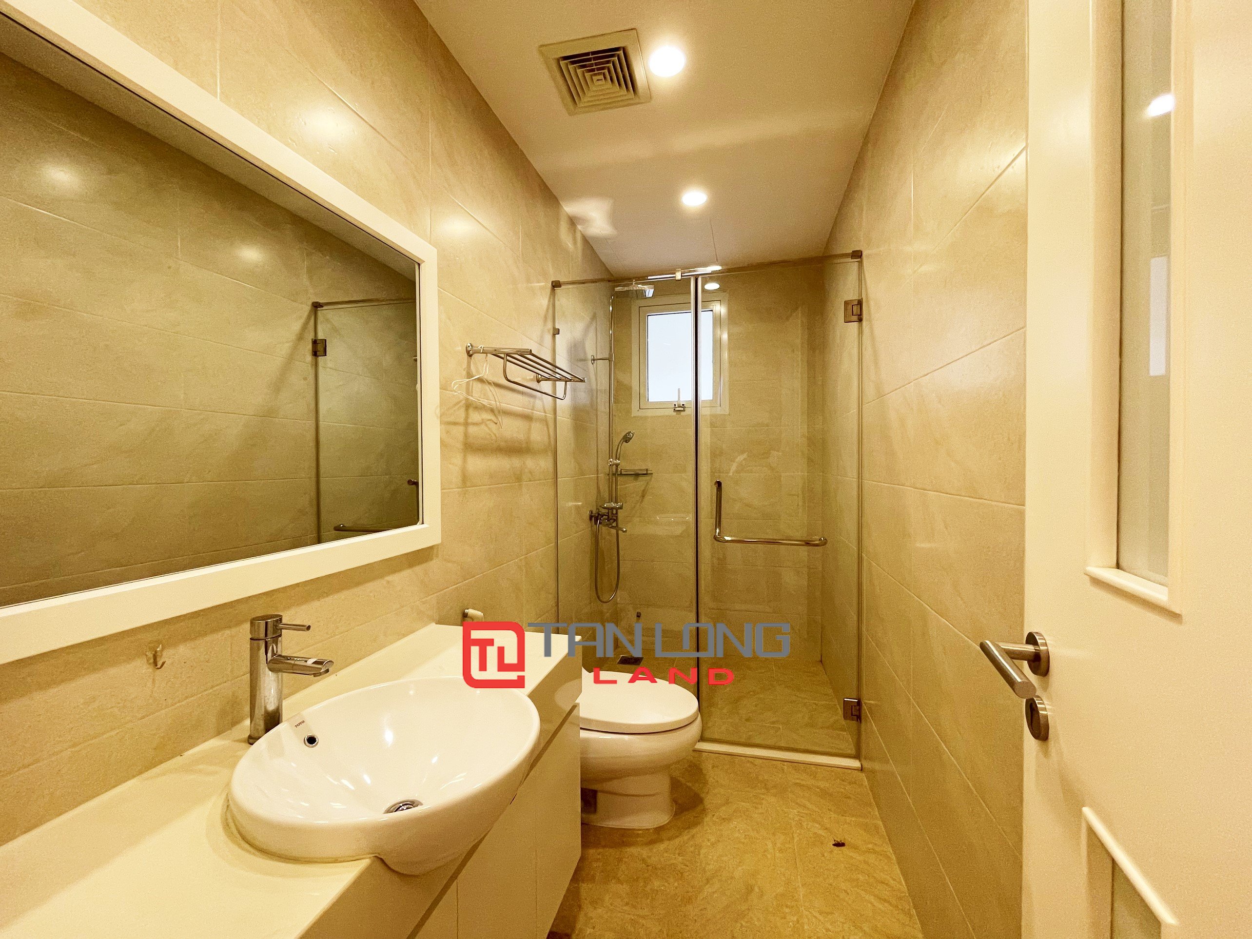 Modern Fully Furnished Villa for rent at a Reasonable Price in Vinhomes Riverside 11
