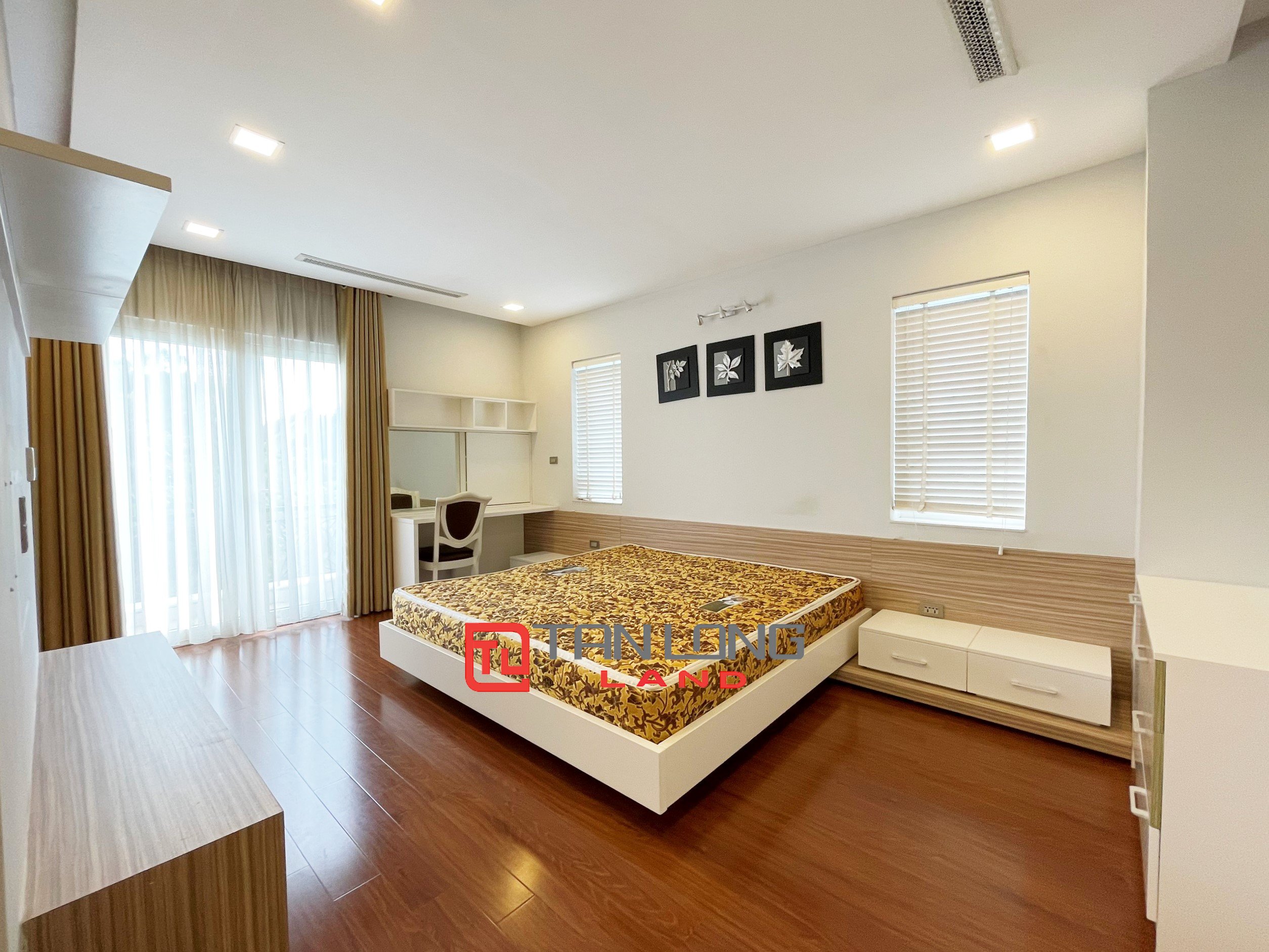 Modern Fully Furnished Villa for rent at a Reasonable Price in Vinhomes Riverside 13